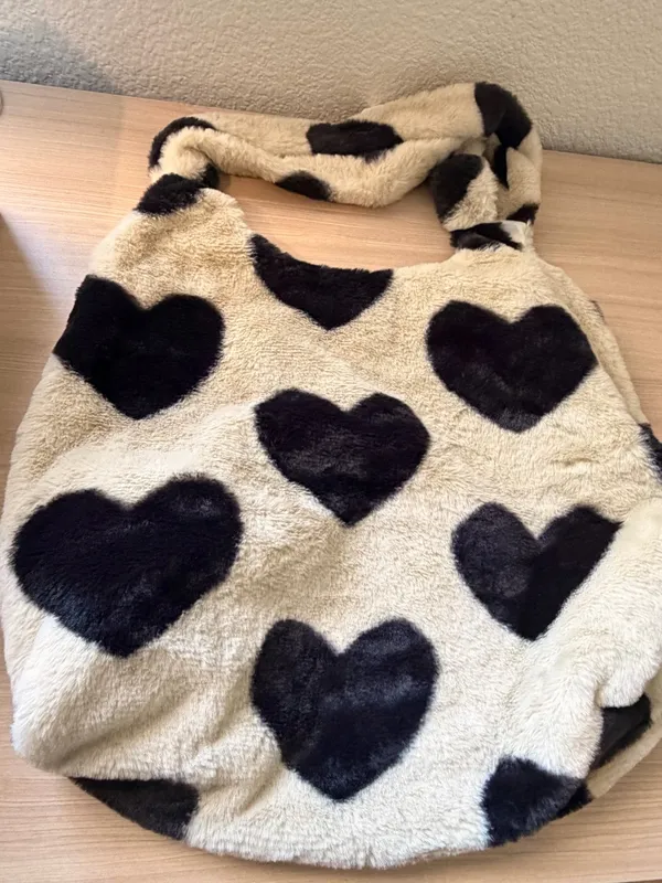 Faux Fur Heart Tote Bag - Black Hearts on Cream - Image 6