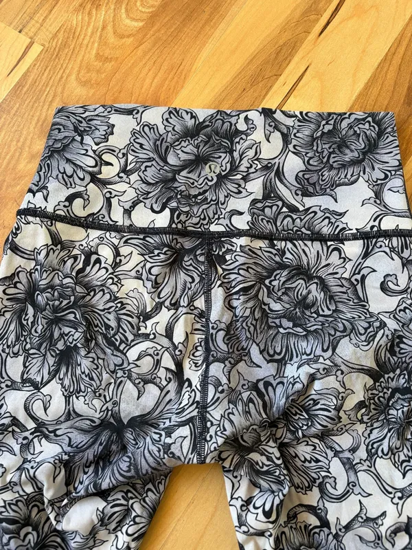 Lululemon Leggings sz 6 - Image 2