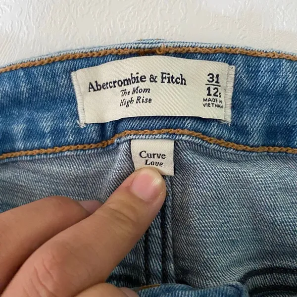 Abercrombie & Fitch Curve Love Mom High Rise Jeans Size 31/12 Light Wash - Image 4