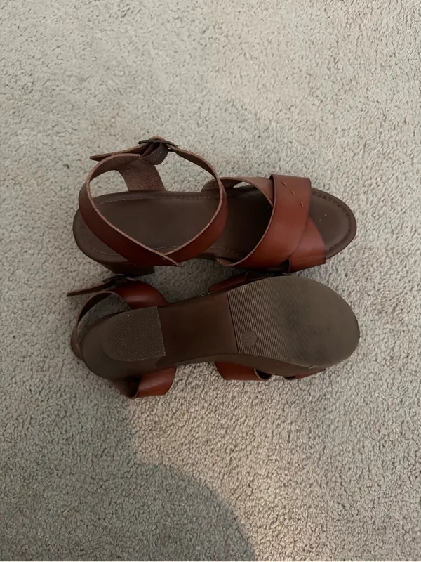 Universal Threads Women’s Brown Leather Crisscross Strap Sandals - Image 3