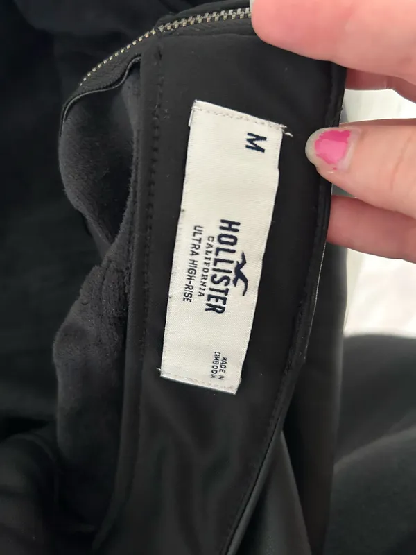 Hollister Ultra High-Rise Faux Leather Mini Skirt – Black – Size M - Image 3