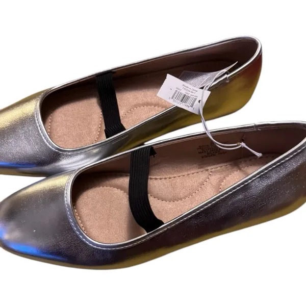 Old Navy Women's Mary Jane Low Heel Ballet Silver Loafers with Black Strap Sz 7 - Image 3