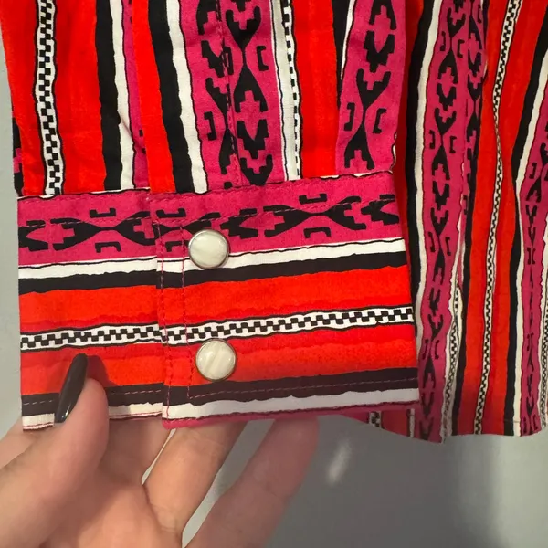 Wrangler Retro NWT Women’s pink/red tribal Button Down Shirt in size medium - Image 6