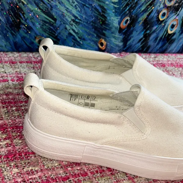 H&M Size 8 White Slip On Shoes - Image 3