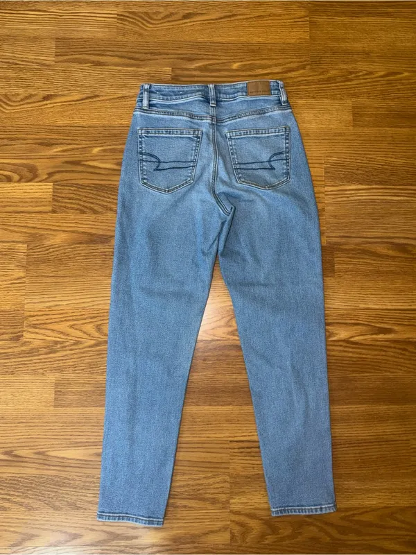 Adorable American Eagle Mom Jeans - Image 5