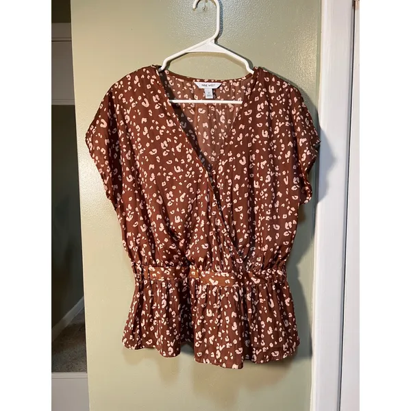 Nine West Women's Sz Medium Faux Wrap Peplum Blouse Tan Beige Animal Print Short - Image 3