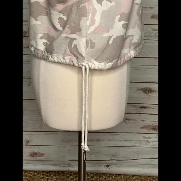 GAP athleisure pink and tan camo drawstring sweatshirt Size XL - Image 5