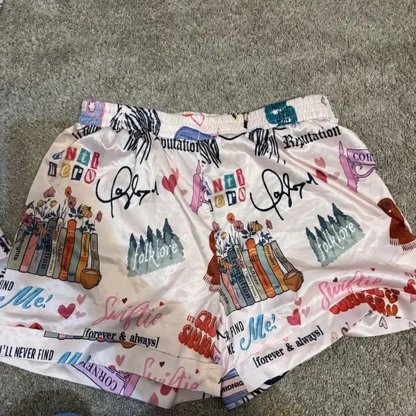 Source Unknown Women’s XL Taylor Swift Button Down Short Pajama Set Silky Like Fabric Swiftie - Image 5