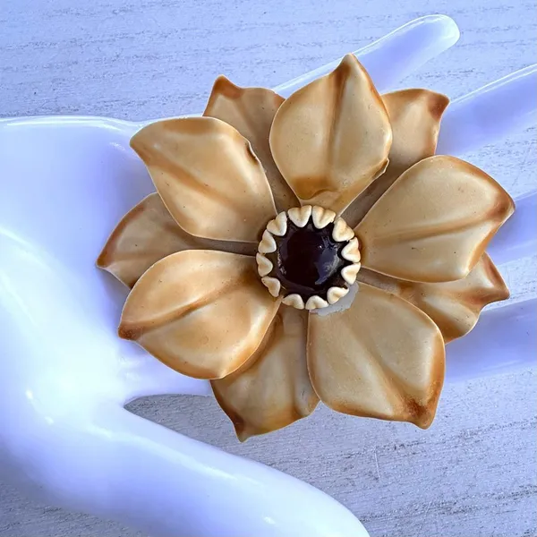 BED Large Vintage Enamel Flower Brooch Amber Lucite Statement Pin - Image 4