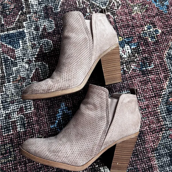 Universal Threads Tan Ankle Boots Size 7.5 - Image 3