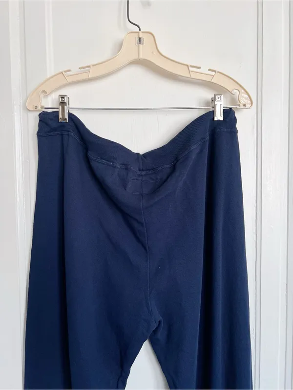 THE GREAT. • The Cropped Sweat Pant in True Navy blue terry knit slouchy jogger - Image 11