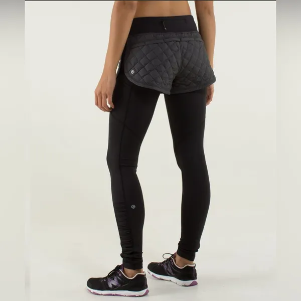 Lululemon Athletica Hot Cheeks Shorts 800 Fill Goose Down Size 8 - Image 2