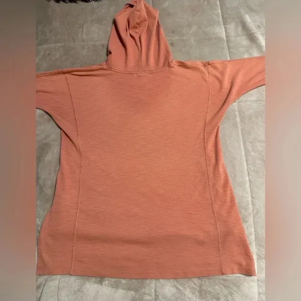 New Balance Columbia Pullover Women’s Size Medium Hoodie Hooded Shirt Athleisure Active - Image 2