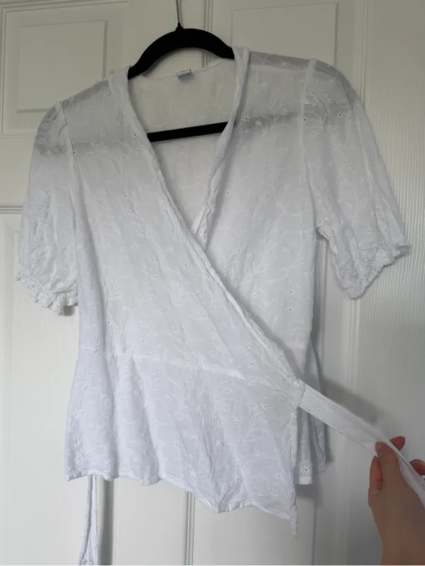 Old Navy White Eyelet Wrap Top Size Small - Image 9