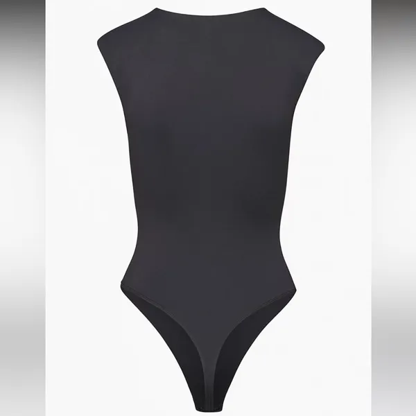 Aritzia babaton sculpted bodysuit with shoulder pads. - Image 3