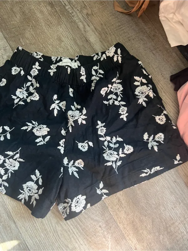 Abercrombie & Fitch Women's Black White linen‎ Embroidered Flower Shorts - Image 11