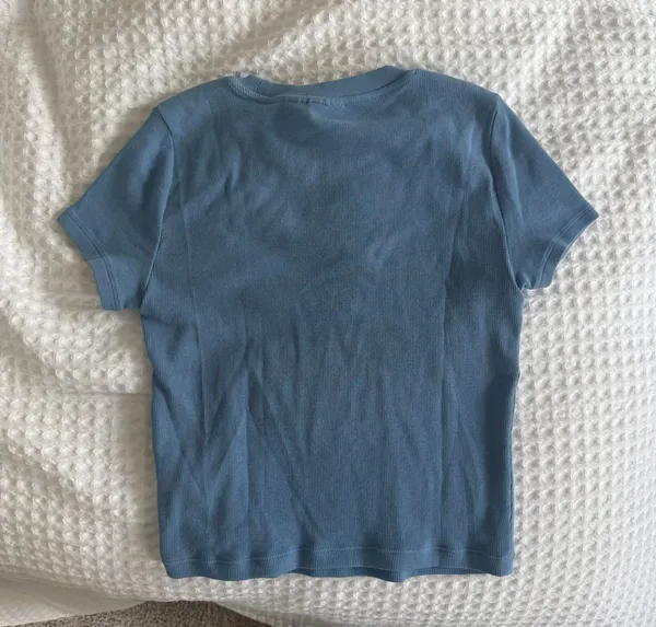 Aritzia Cropped T Shirt - Image 2