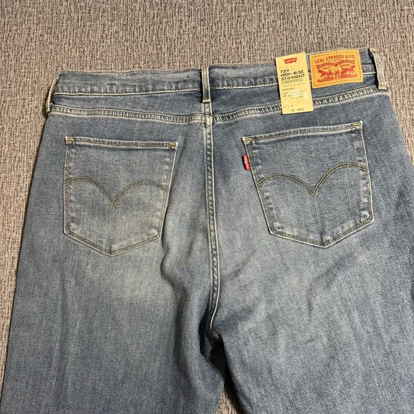 Levi’s 724 High Rise Straight Cropped Jeans - Image 5