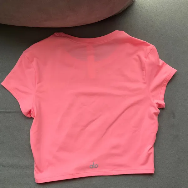 Alo Yoga Alosoft Crop Finesse Short Sleeve Neon Bubblegum S - Image 5