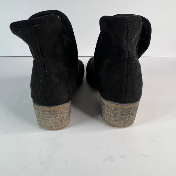 Seven7 Women's Soho Boot Black Suede CutOut Side Block Heel Ankle Booties Size 7 - Image 3