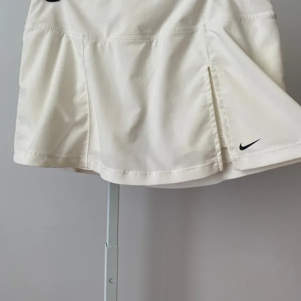 Nike M White Skort Dri-Fit Tennis Golf Athletic Skirt Slit Logo‎ Preppy Acedemia - Image 3