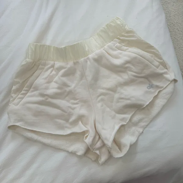 Alo Yoga Shorts - Image 2