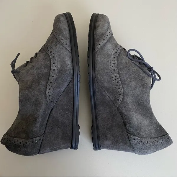 Ellen Tracy Active Gray Tobin Oxford Wedge SZ 8.5 suede booties‎ wingtip - Image 6
