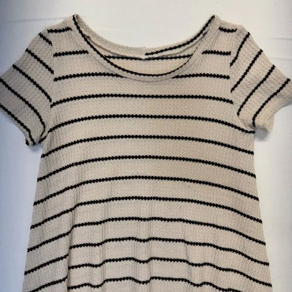 Women’s Waffle Knit Striped Tunic Top Medium Beige Black Short Sleeve Casual - Image 4