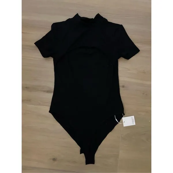 NEW MANGOPOP Cutout Front Short Sleeve Top Bodysuit M - Image 3
