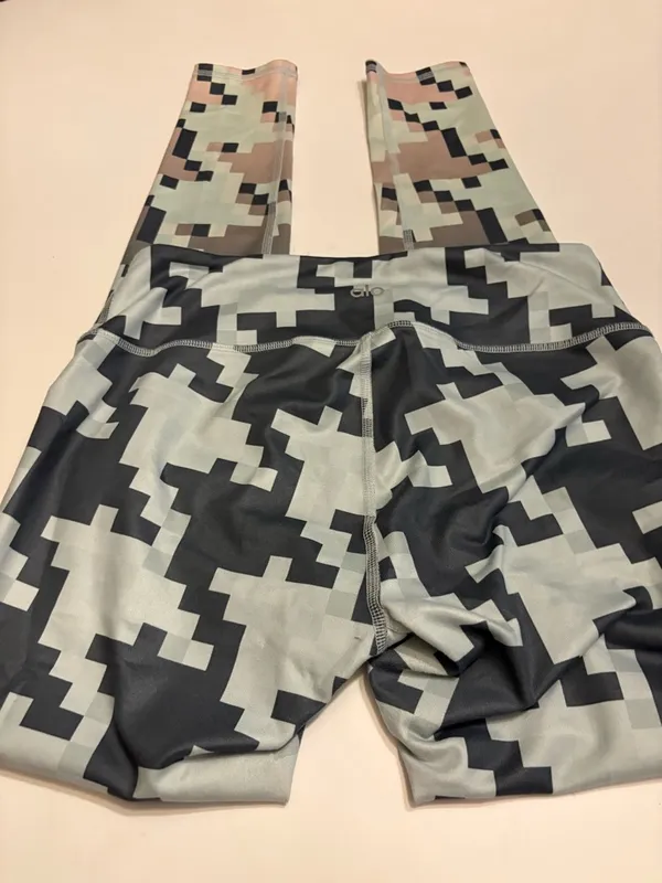 Alo Airbrush pixel ombré full length leggings size small - Image 8