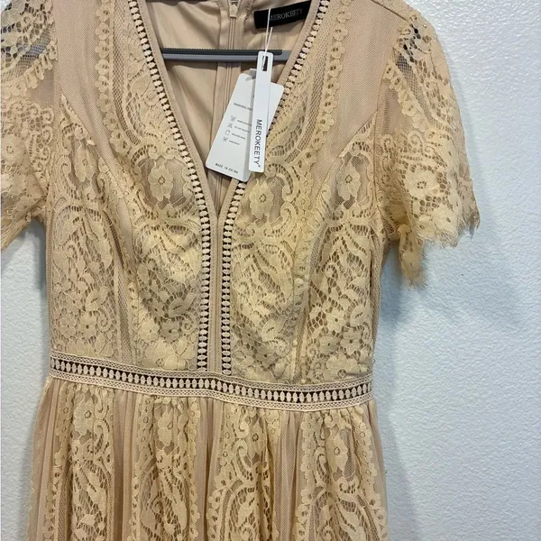Chic Lace Maxi Dress in Cream - Image 3