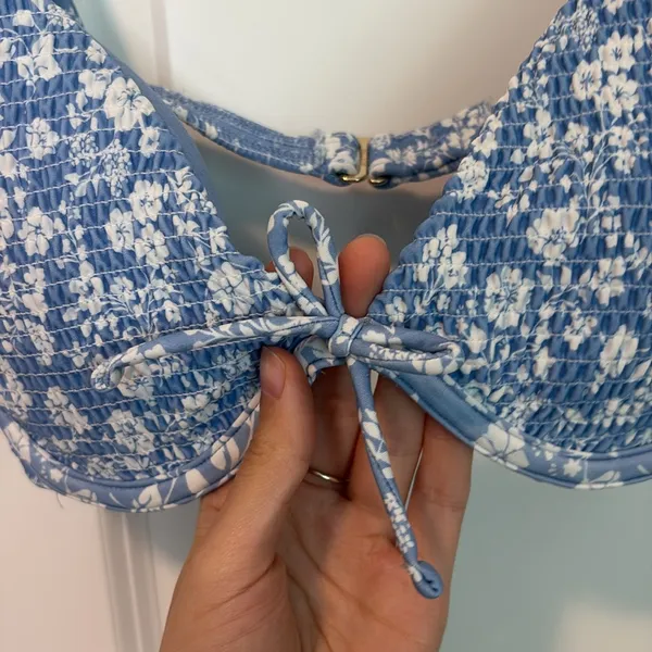 Hollister blue floral smocked underwire bikini top - Image 4