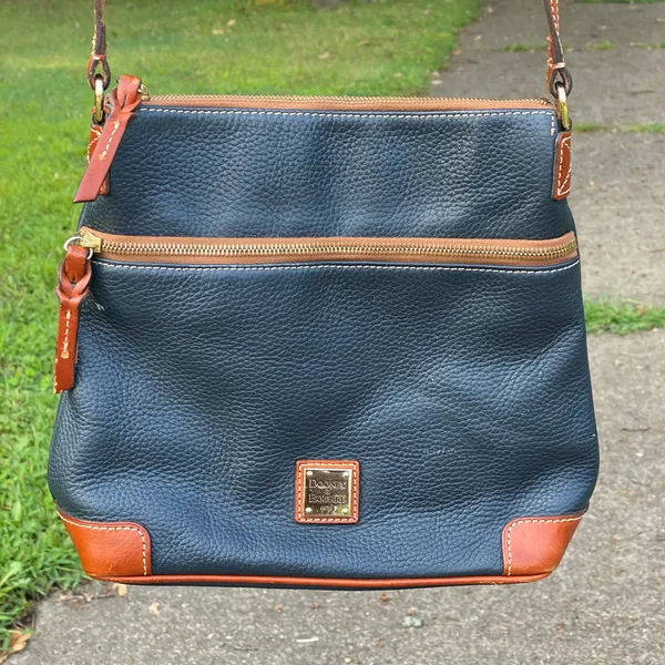 💙🤎 Vintage 80s Dooney & Bourke J9243546 Pebble Grain Leather Navy Blue & Brown Shoulder Bag $268.00 🤎💙 - Image 3