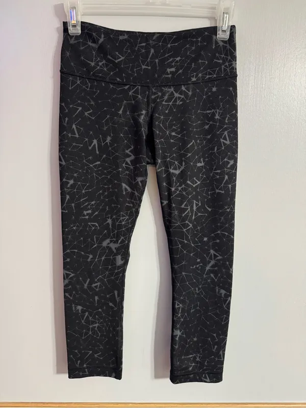 lululemon athletica Black and Gray Galaxy Cropped Leggings Size 4 - Image 7