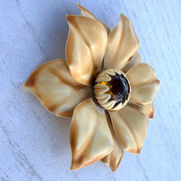 BED Large Vintage Enamel Flower Brooch Amber Lucite Statement Pin - Image 2