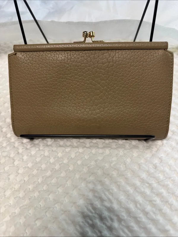 Vintage Dooney & Bourke Beige Pebbled Leather Clutch with Chestnut Trim - Image 2