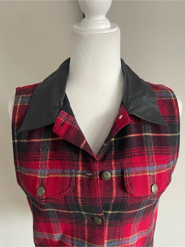 Red Plaid Sleeveless Button-Front Crop Vest with Black Collar - Image 3