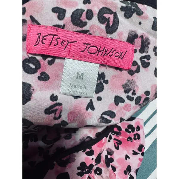 Betsey Johnson Pink Leopard Heart Print Scrub Top V-Neck Medical scrubs sz M - Image 5