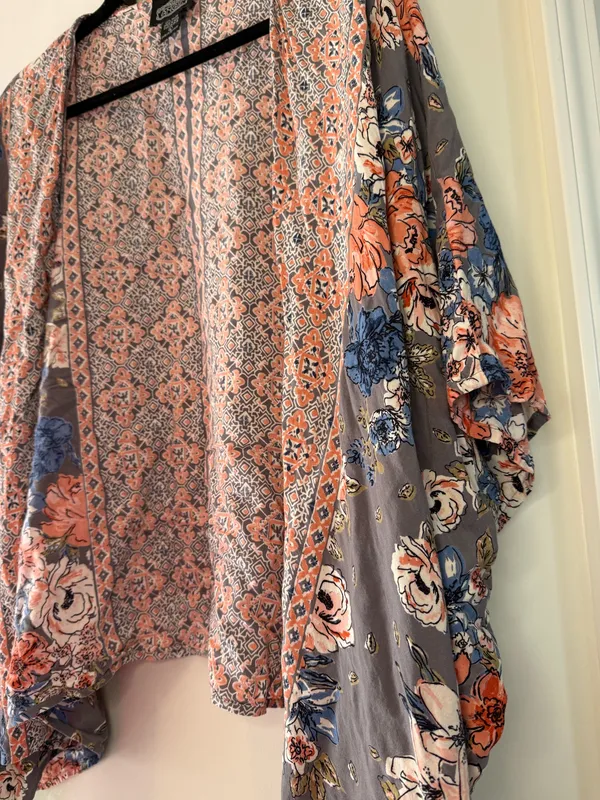 Angie Floral Kimono in gray and pink size large - Image 3