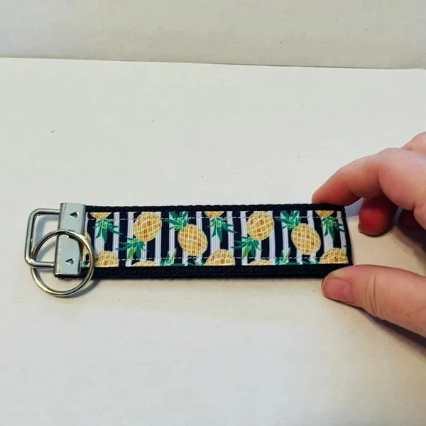 Pineapple Ribbon Keychain Tropical Beach Vacation Blue Yellow‎ Green White NWOT - Image 4