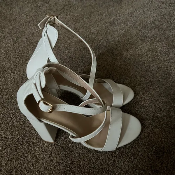 NWT White Open Toe Cross Strap Heels Size 6.5 - Image 7