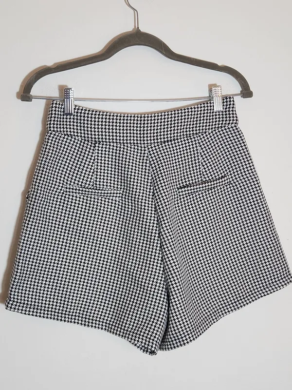 TCEC Black and White Houndstooth High Waist Shorts Size Medium - Image 4