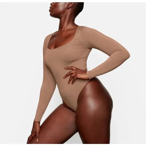 ✨Skims Essential Long Sleeve Scoop Neck Tan Sz S/M Bodysuit✨ - Image 2