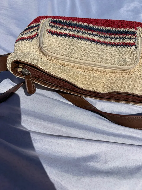 Woven tan red and blue purse - Image 10