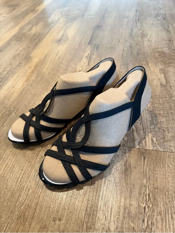 Lifestride Black Strappy Low Wedge Women's Yaya Sandal 7 - Image 2