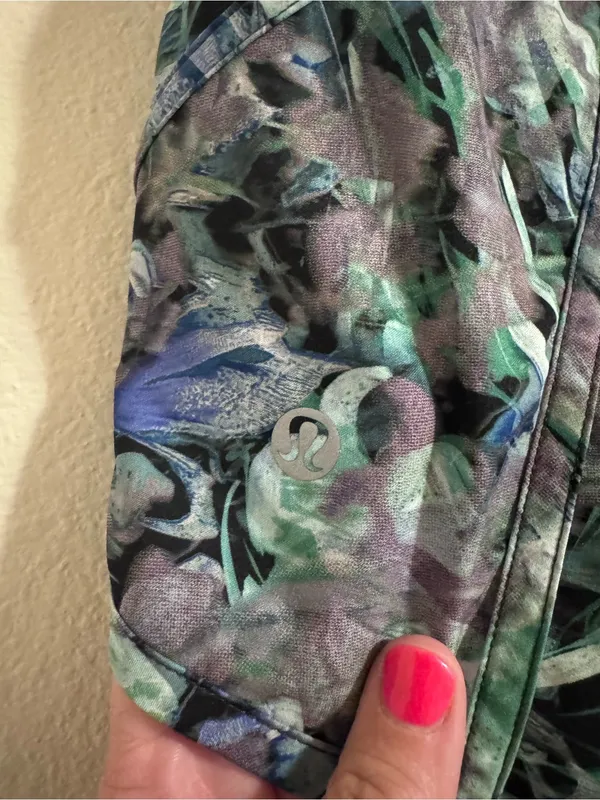 lululemon athletica Women's Blue-Green Floral Running Shorts - Image 3