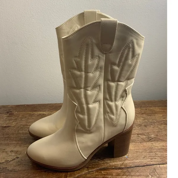 MIA Raylyn ivory western‎ boots stacked heel NWOT size 7 - Image 3