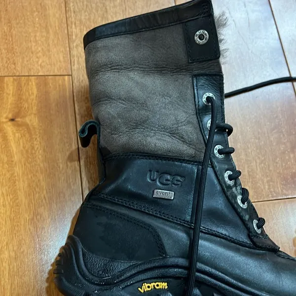 UGG Women's Boots S/N 1906 Adirondack II Leather‎ Sheepskin Waterproof size 6 - Image 4