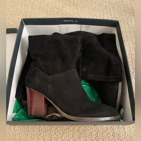 NIB Women’s Tommy Hilfiger Black Suede Boots Size 7.5 - Image 3