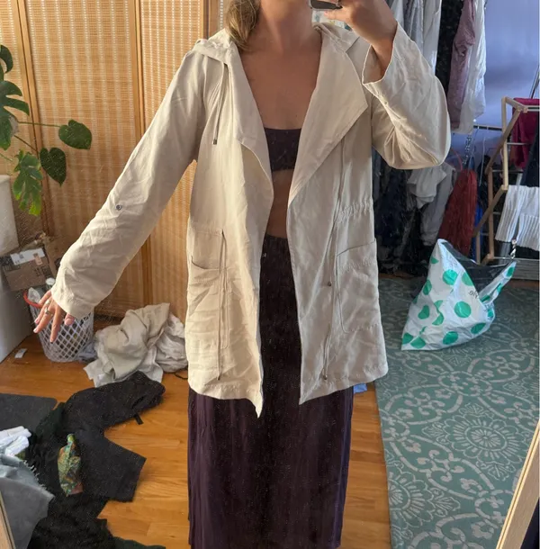 Staccato Light trench coat with hood - Image 2